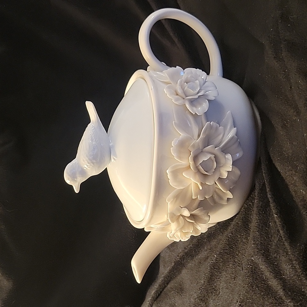 Ivory I. Godinger & Co teapot. The lid didn't come with the teapot